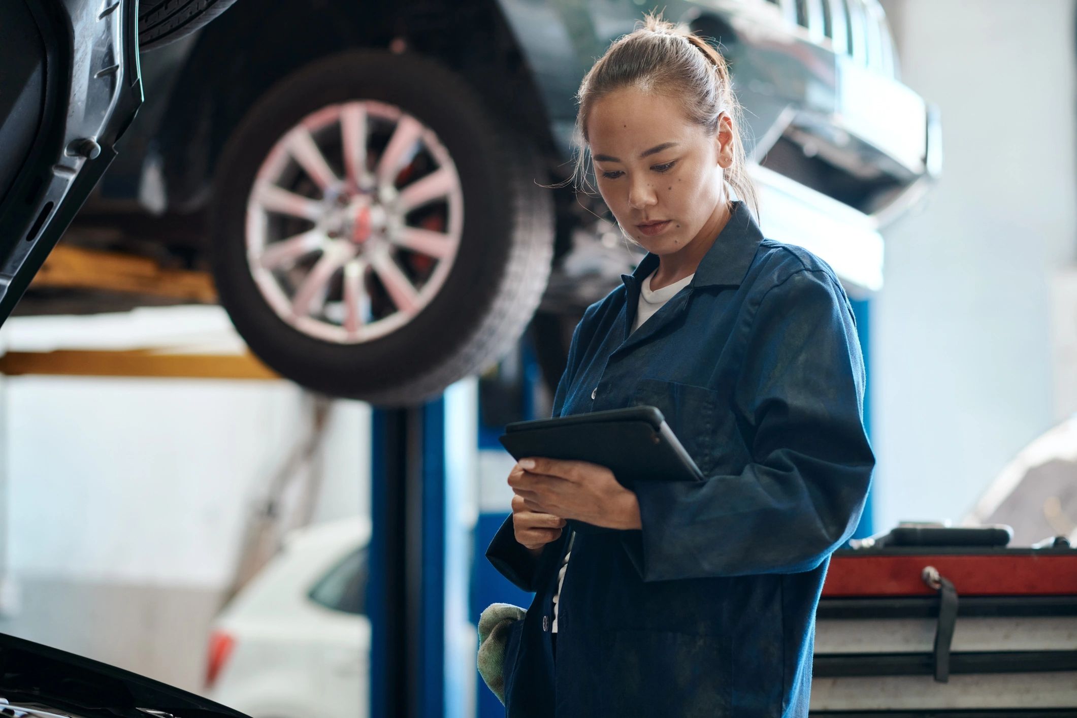 Mechanic using a tablet for vehicle inspection